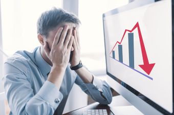 Foto: Gestresste Person und Chart mit Abwärtspfeil 