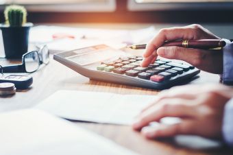 Foto: Person mit Taschenrechner